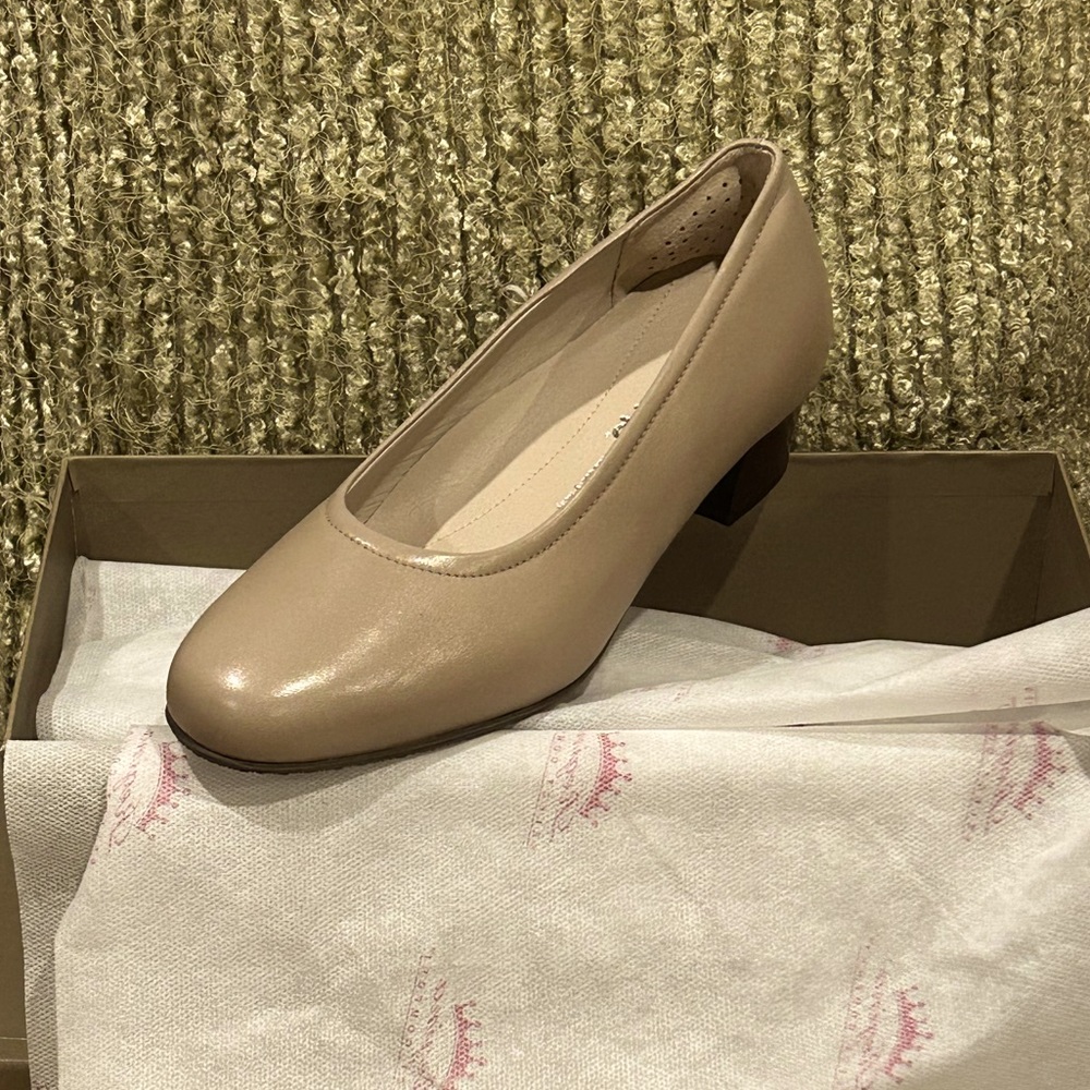 🤩 NIB Women’s SAS Milano Pump.  New in box never worn.  Beautiful and stylish